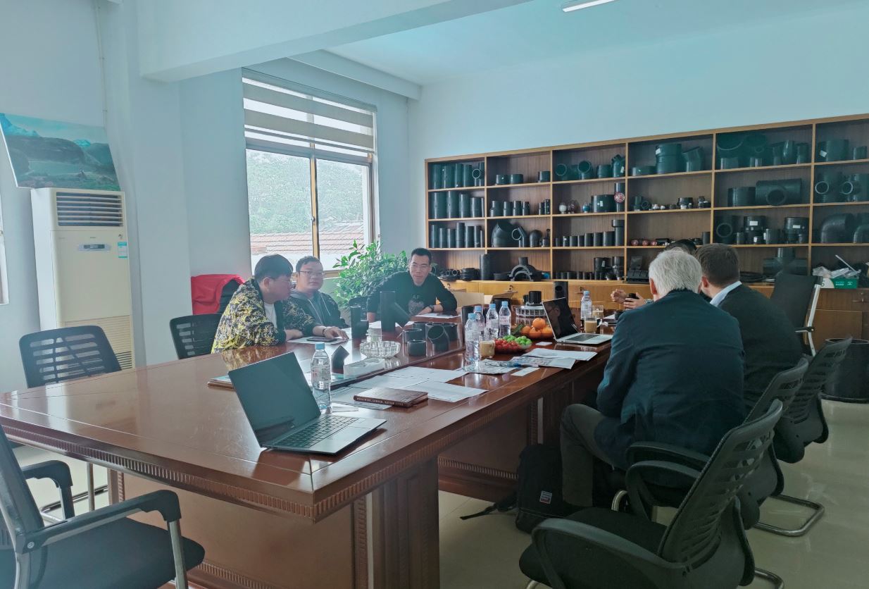 Švajčiarski zákazníci navštívia, aby prediskutovali budúci vývoj projektu sifónových armatúr